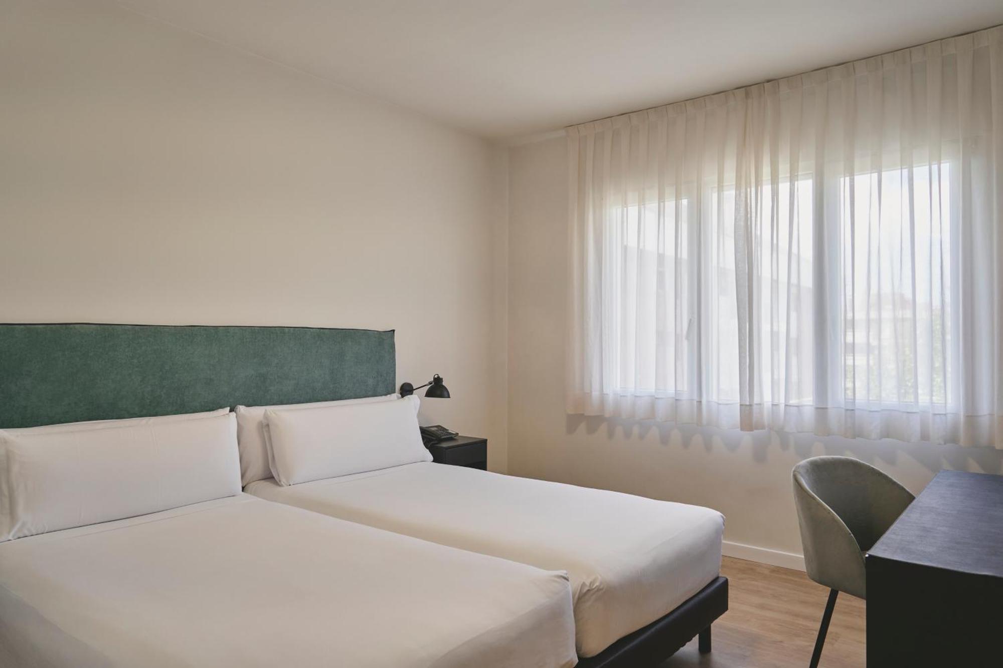 Tres Torres Atiram Hotel Barcelona Exterior foto