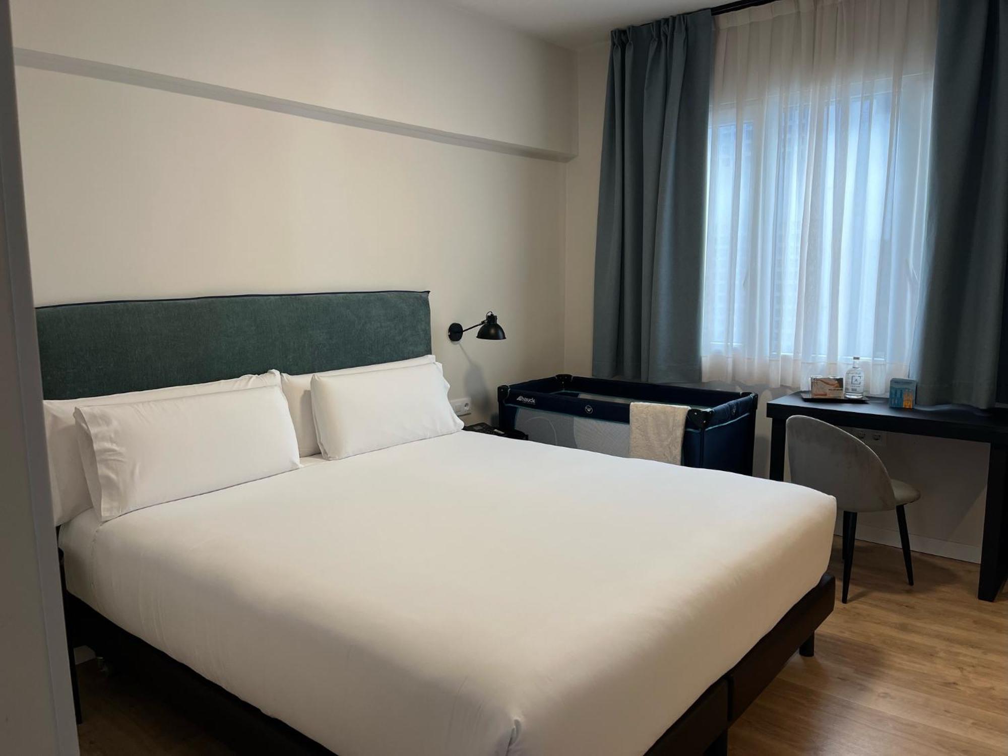 Tres Torres Atiram Hotel Barcelona Exterior foto